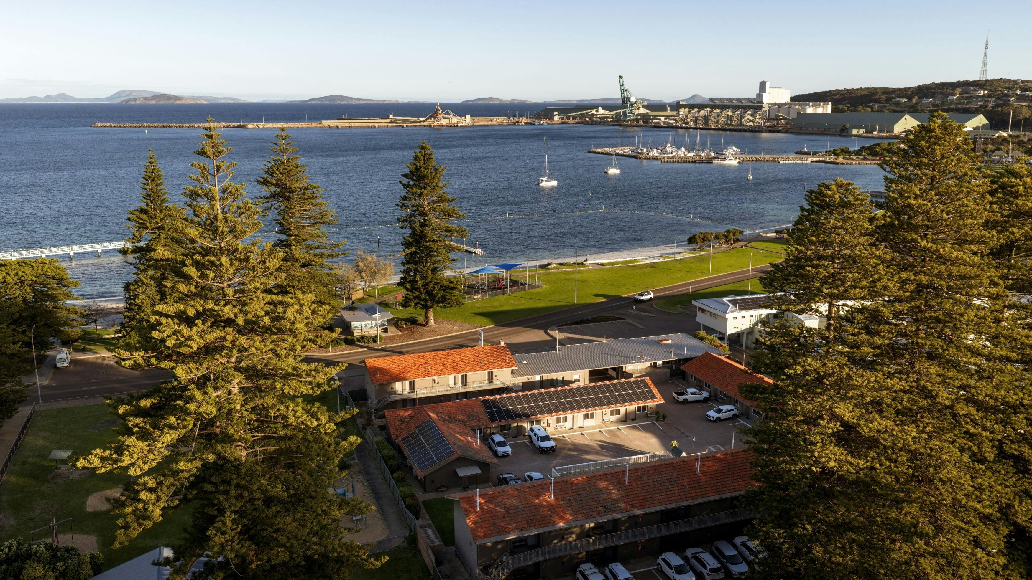 4B94F53B8B18E2B1748F12156Ed28F23